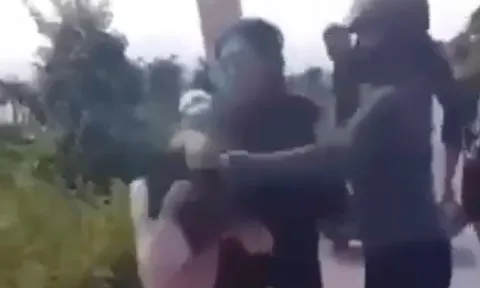 Nhóm 5 phụ nữ chửi thề, la hét và thay nhau đánh thiếu nữ 14 tuổi: Tiết lộ sốc trước đó đã từng bị lột đồ, sang nhà gây sức ép gỡ clip