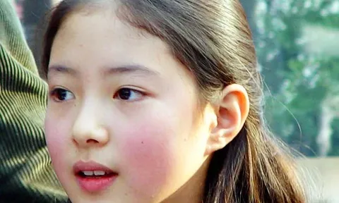 Bé gái sinh ra đẹp như tranh vẽ, mẹ cho làm diễn viên vì sợ bị bắt cóc, nhan sắc khi lớn gây rúng động cả nước