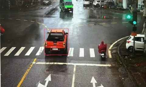Nữ tài xế vượt đèn đỏ vô cùng bất ngờ khi được CSGT thông báo Ford bán tải gắn biển số "siêu đẹp" 98A-968.68 là biển giả