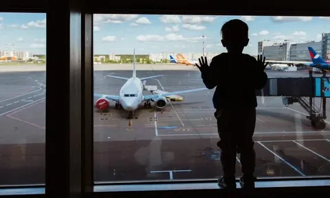 Cha mẹ lạnh lùng bỏ rơi con trai 10 tuổi ở sân bay để đi du lịch, lý do thực sự khiến ai cũng rụng rời chân tay