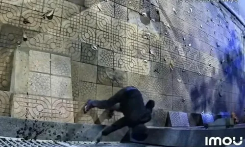 Chủ trang "Hóng biến 47" bị tạt mắm tôm vào cửa nhà: Hé lộ nội dung cuộc trò chuyện và lời đe dọa của chủ nhân màn đánh ghen náo loạn đường phố