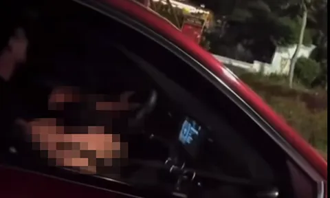 Clip đôi nam nữ thân mật quá mức với tư thế nhạy cảm trong xe Mercedes gây bão mạng: Người trong cuộc nói gì?