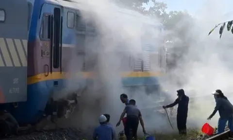Đầu máy tàu hỏa SE4 bất ngờ bốc cháy khi qua địa phận TP Huế: Hé lộ nguyên nhân