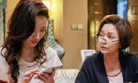 Mẹ chồng đi du lịch 5 ngày, về nhà thấy cảnh con dâu chăm cháu, bà lạnh hết sống lưng