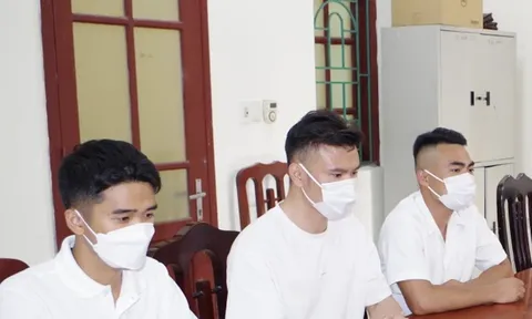 Lời khai tại cơ quan công an của nhóm 3 thanh niên tự đóng "cảnh nóng" trên xe Mercedes ở Ninh Bình, lộ đạo cụ gây sốc để giả gái