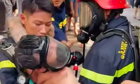 Cảnh sát nhường mặt nạ phòng độc cho người đàn ông mắc kẹt trong nhà cháy, nghi phóng hỏa