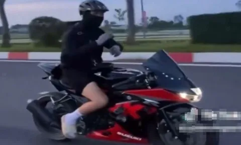 Danh tính nam thanh niên đi dép lê, mặc quần đùi, buông hai tay "múa quạt" khi lái Suzuki GSX 150R