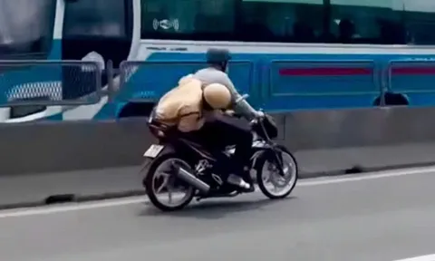 Vì sao người chạy xe có "CSGT bám trên yên" được ghi nhận nhiều tình tiết giảm nhẹ?