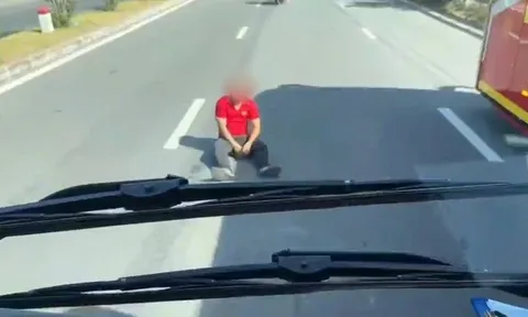 Lao ra giữa đường chặn xe vì mâu thuẫn trong lúc đón khách, phụ xe ăn vạ bằng cách chẳng giống ai, công an vào cuộc