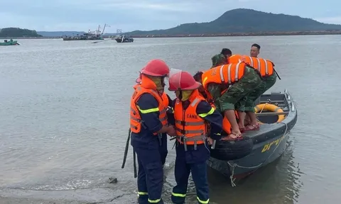 Lật úp bè chở 17 người ở Quảng Ninh do dông lốc, 2 người tử vong: Tiết lộ về thời điểm kinh hoàng, bức ảnh hiện trường cứu nạn đầy ám ảnh