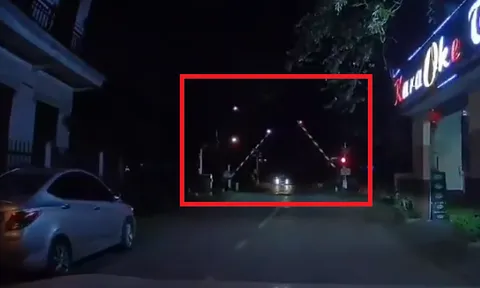 Khoảnh khắc cực nguy hiểm khi gác chắn tàu "mở đường" cho xe qua khi tàu đi tới rất nhanh