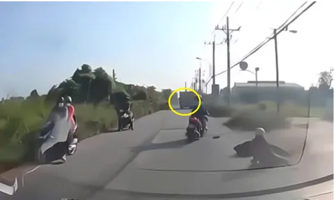 Tài xế xe tải gây tai nạn với xe máy xong vẫn phóng "bạt mạng": Camera ghi lại khoảnh khắc kinh hoàng, lộ hành động đáng xấu hổ của tài xế