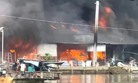 Nghi vấn chồng chém vợ rồi đốt nhà làm cháy lan sang chợ ở Cà Mau: Hé lộ cuộc xô xát của 2 vợ chồng và cảnh báo "cay đắng" từ chính người vợ