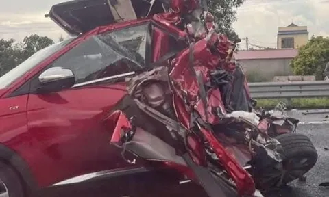 Kinh hoàng hiện trường ô tô con bị vò nát sau cú va chạm trên cao tốc Hà Nội - Hải Phòng: Tội nghiệp 4 nạn nhân