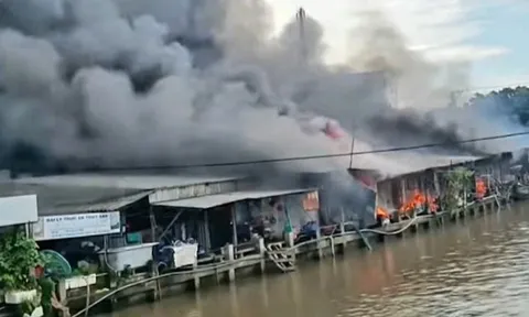 Thông tin mới vụ nghi chồng chém vợ đốt nhà cháy lan khắp cả khu chợ ở Cà Mau: Hé lộ mối quan hệ bất ngờ của hai "vợ chồng"