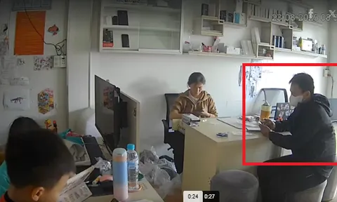 Bị chủ cửa hàng điện thoại và người dân truy đuổi, tên cướp rút dao đâm loạn xạ để thoát thân: Camera ghi lại hành động táo tợn giữa cửa hàng