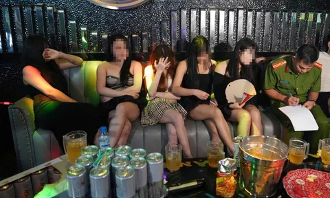 Phát hiện "ký túc xá" trong quán karaoke, chủ "bao nuôi" 38 nhân viên làm chuyện mờ ám, 1 tiêu chí rất khắt khe