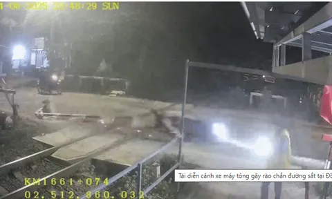 Xe máy tông gãy rào chắn đường sắt, khung cảnh tại hiện trường rất hãi hùng