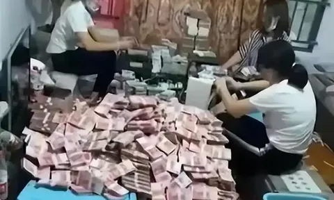 Người đàn ông ăn mặc tuềnh toàng, lái xe hỏng đi thuê nhà: Hé lộ bí mật khủng khiếp bên trong căn hộ với 700 tỷ đồng tiền mặt vương vãi đầy sàn