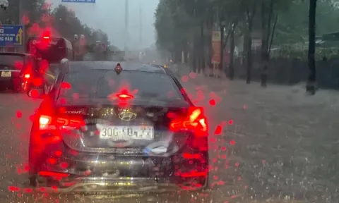 Hà Nội: Cơn mưa xình xịnh suốt đêm khiến "phố cũng như sông", người dân bì bõm "bơi" qua nhiều cung đường