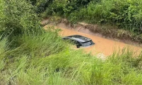 Đang lái ô tô đi tìm quán cà phê, tài xế lao xe thẳng xuống kênh nước, hiện trường tìm thấy chiếc xe đầy ám ảnh