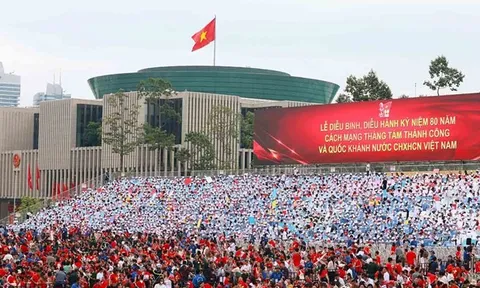 Nhắc nhở người dân ứng xử văn minh khi giao lưu với đoàn diễu binh, diễu hành