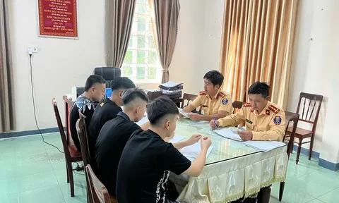 Đang lái xe máy, nam thanh niên buông hai tay nhảy điệu "Aura Farming" và cái kết không ngoài dự đoán