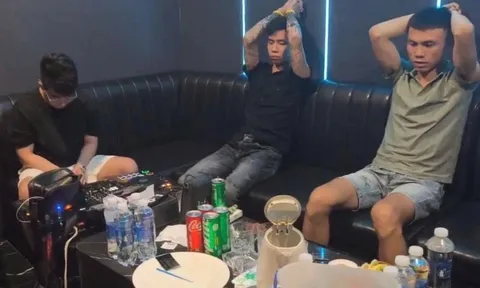 Cảnh sát đột kích quán bar ở Đà Nẵng, 4 khách "VIP" đang làm chuyện động trời, hành vi của 2 nhân viên còn đáng xấu hổ hơn