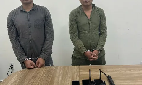 Mạo danh cảnh sát hình sự, trang bị cả súng colt quay, còng số 8, băng đỏ, bộ đàm, dùi cui điện... để cướp tài sản