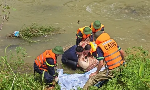 Xót xa: Đi tắm suối cùng 3 con nhỏ, người cha trượt chân đuối nước, tử vong