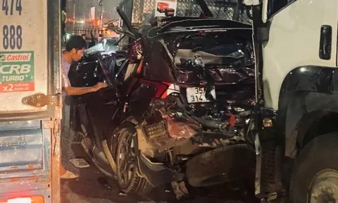 Xe ô tô 7 chỗ bị vò nát khi dừng chờ đèn đỏ, 3 người thương vong: Hé lộ nguyên nhân dẫn đến tai nạn thảm khốc