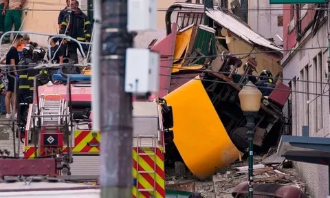 Khoảnh khắc hãi hùng khi tàu điện trật bánh đâm vào toà nhà, 15 người thiệt mạng