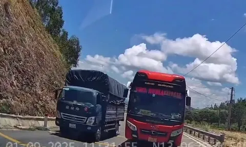 Hãi hùng khoảnh khắc xe khách vượt ẩu trên đèo An Khê, tài xế bị đình chỉ ngay