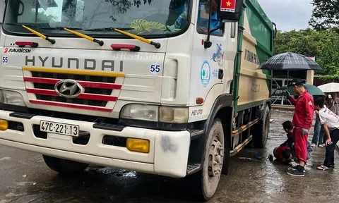 Xót xa: Học sinh lớp 6 bị xe thu gom rác tông tại trường học, tử vong, hiện trường xe đạp kẹt dưới gầm xe rác đầy ám ảnh