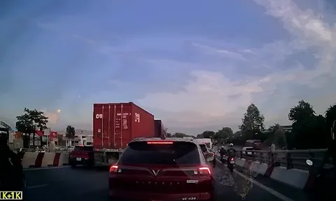 Khoảnh khắc hãi hùng container tông loạt ô tô con trên cầu vượt ở Hà Nội: Nhân chứng tiết lộ chi tiết đáng chú ý