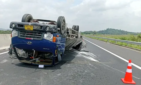 Xe tải "ngửa bụng" trên cao tốc, thùng xe biến dạng hoàn toàn, tài xế thế nào?