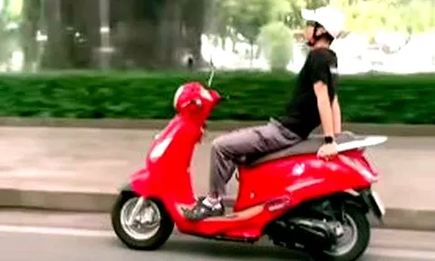 Xôn xao clip 33 giây ghi cảnh nam thanh niên thả hai tay khi lái xe máy khiến người đi đường khiếp vía