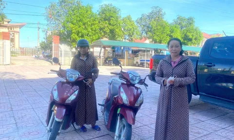 Ngỡ ngàng hai người phụ nữ cùng thôn, mặc áo khoác chống nắng khá giống nhau, cùng tuổi, đi xe giống nhau tạo nên cú nhầm xe hy hữu