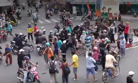 Hoảng hồn cảnh hỗn loạn cướp tiền cúng cô hồn, có thanh niên mang theo cả hung khí để giành giật "lộc vãi"