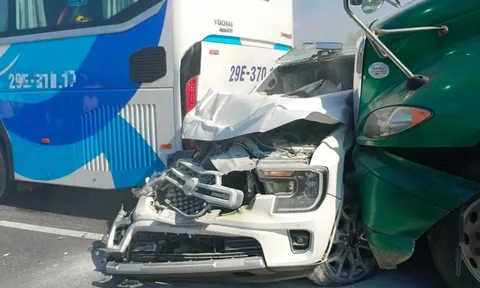 Ám ảnh hiện trường ô tô Everest bẹp dúm, mắc kẹt ở giữa xe khách và xe container sau cú va chạm liên hoàn trên cao tốc