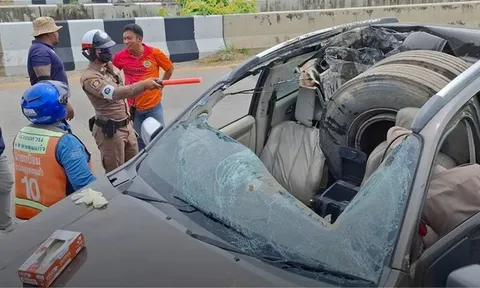 Hãi hùng 2 chiếc bánh xe long ra khỏi xe tải và rơi vào bên trong chiếc SUV khiến nam y tá nguy kịch