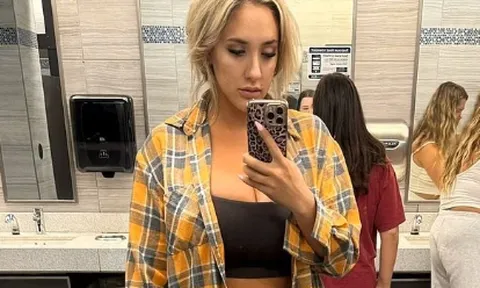 Nữ người mẫu mặc hở quá đà khi đi máy bay và cái kết úi xùi chưa từng thấy