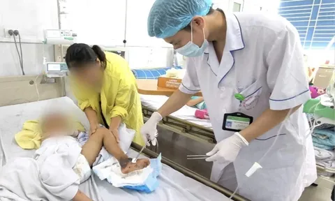 Bé 4 tuổi ở Tuyên Quang được bà nội đắp thuốc nam lên vết thương do mèo cắn, hậu quả nặng nề