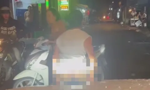 Người đàn ông lái xe máy chở 1 phụ nữ ngông cuồng chặn đầu ô tô còn tụt quần, đi tiểu phản cảm, khiêu khích tài xế là ai?