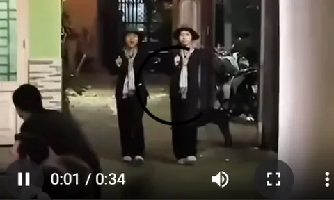 Xúc động hình ảnh 2 cô con gái mới đi diễu binh về được cả xóm chào đón