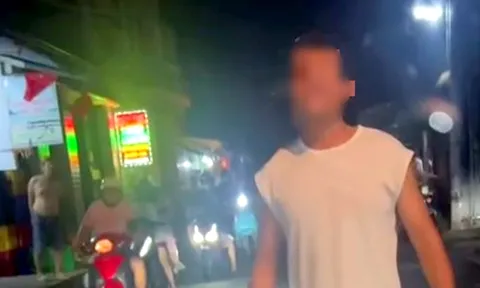 Clip 58 giây ghi lại cảnh người đàn ông hành động đầy phản cảm: Tụt quần, đi tiểu trước đầu ô tô ở TP.HCM