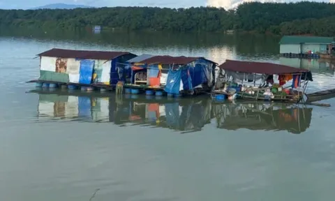 Bé trai 5 tuổi đuối nước thương tâm khi sống lênh đênh cùng bố mẹ trên nhà bè giữa lòng hồ