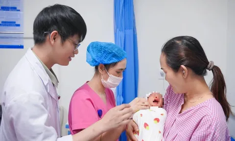 Cảnh sát giao thông dùng xe tuần tra dẫn đường cho sản phụ đi cấp cứu