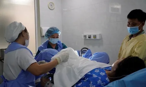 Hỗ trợ bằng tiền từ 30,000,000 đồng - 60,000,000 đồng và đề xuất tặng bằng khen cho các xã có tỷ lệ cặp vợ chồng trong độ tuổi sinh đẻ sinh đủ 02 con từ bao nhiêu phần trăm trở lên?