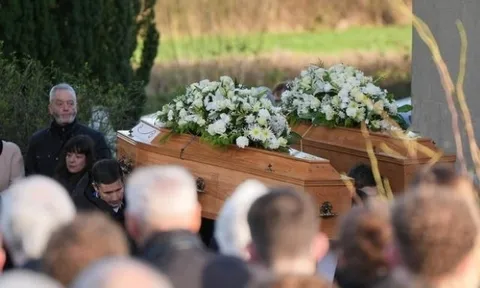 Bố ngã quỵ, tử vong tại đám tang của con trai khiến ai cũng xót lòng